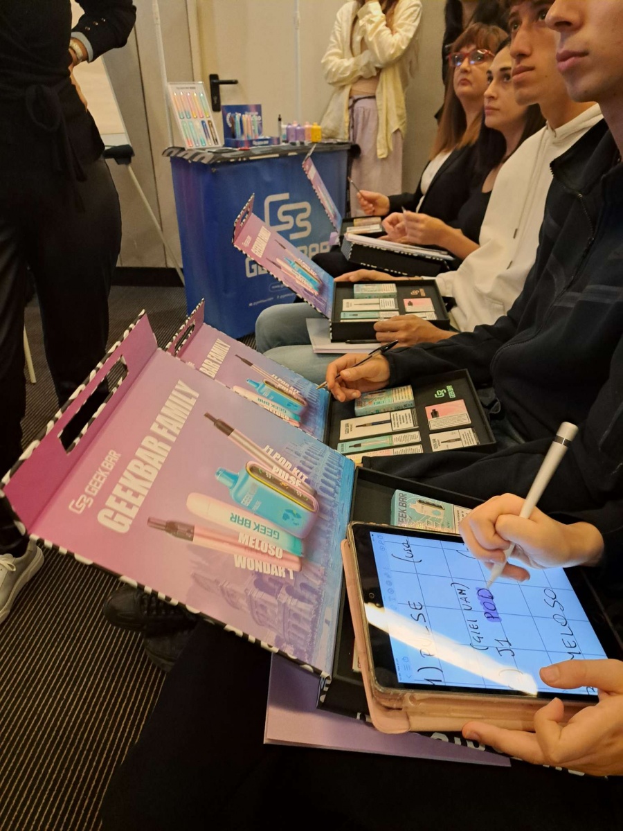 Geek Bar: Conquista del Mercato con Strategia Multifase e Promoter d'Elite - 2