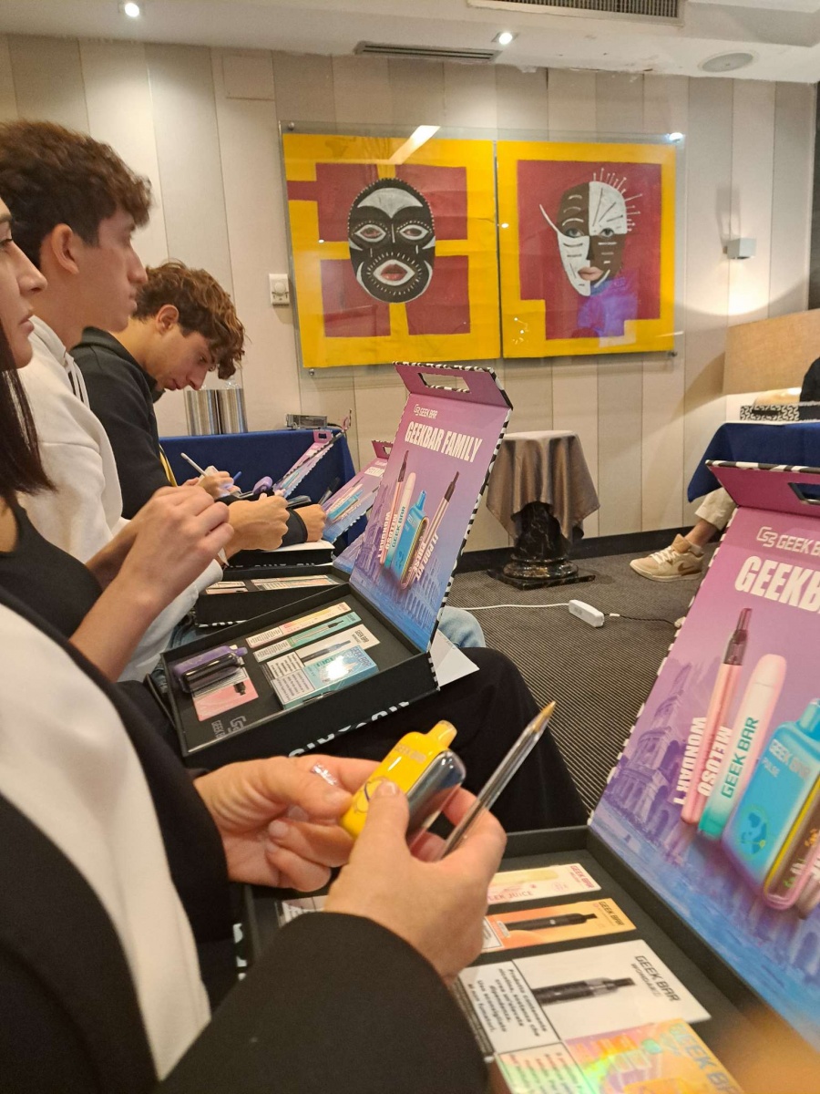 Geek Bar: Conquista del Mercato con Strategia Multifase e Promoter d'Elite - 1