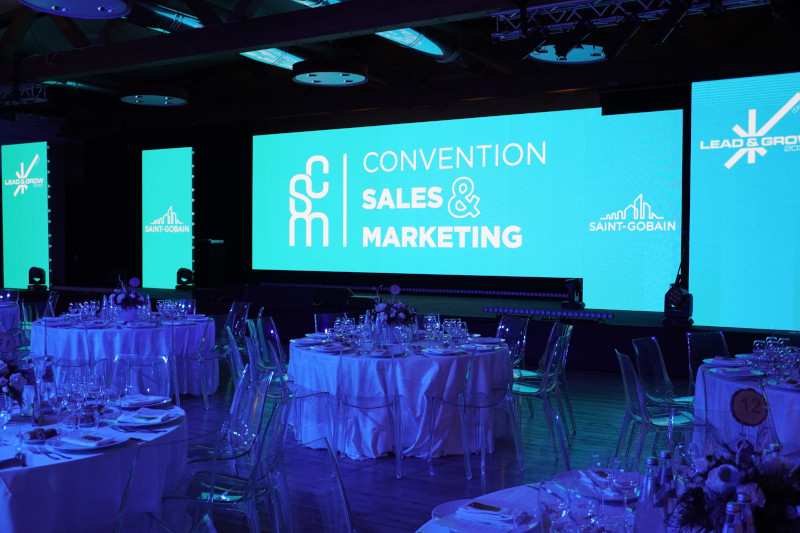 Kick-off aziendale Saint-Gobain 2026: allestimenti creativi a tema montagna a Milano - 7