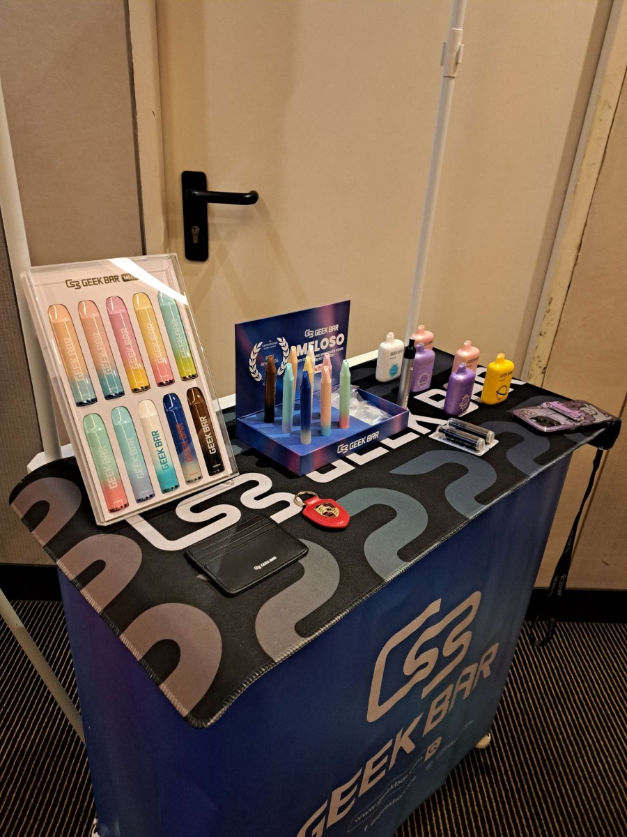 Geek Bar: Conquista del Mercato con Strategia Multifase e Promoter d'Elite - 3