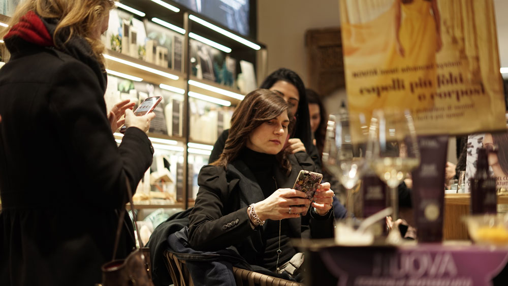 Aveda attività promozionale del nuovo store in Brera - 8