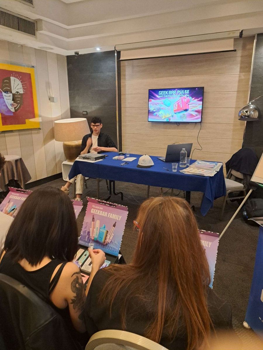 Geek Bar: Conquista del Mercato con Strategia Multifase e Promoter d'Elite - 5