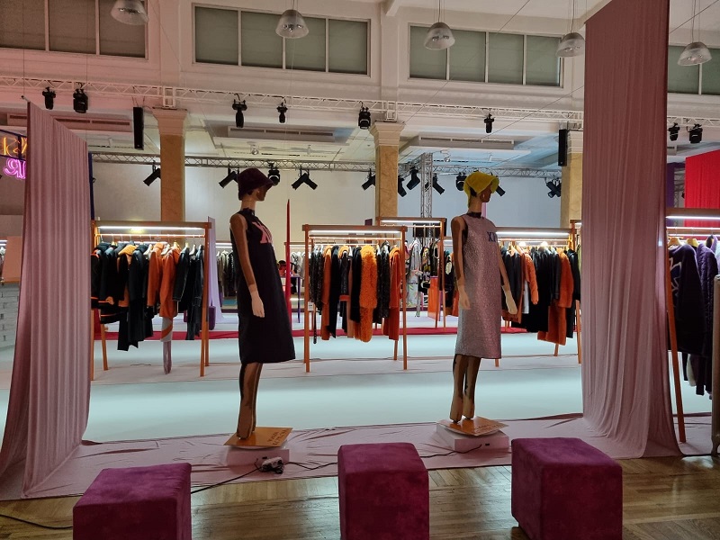 Il brand Vlasta Kopylova omaggia le dive anni 50 in pieno centro a Milano - 0