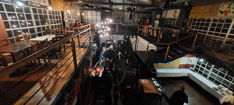 Una festa con musica dal vivo - 0