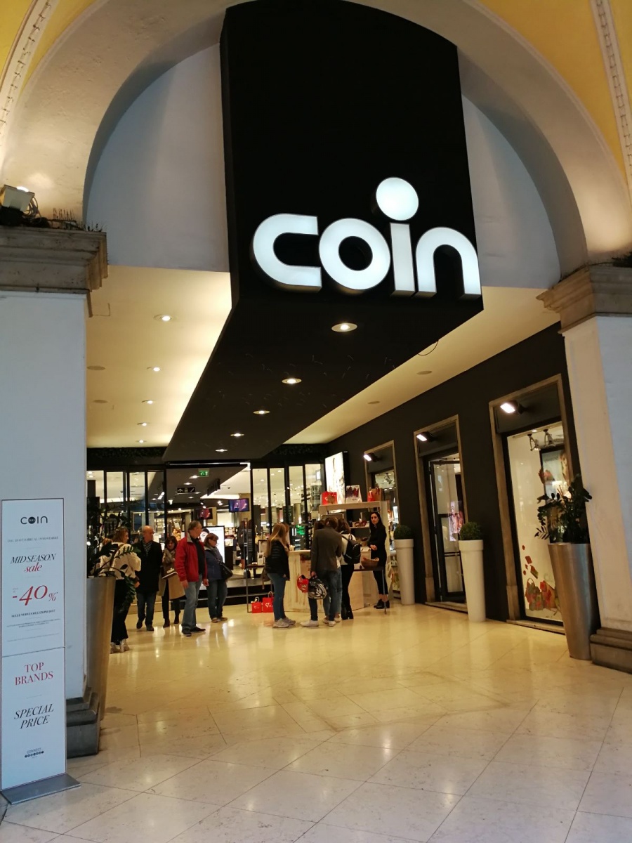 Stand per Aveda nel punto vendita all'interno del Coin di Genova. - 1