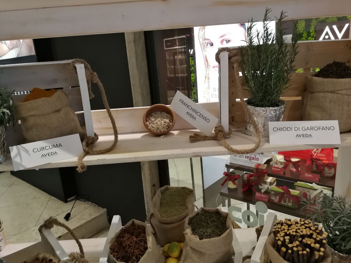 Stand per Aveda nel punto vendita all'interno del Coin di Genova. - 3