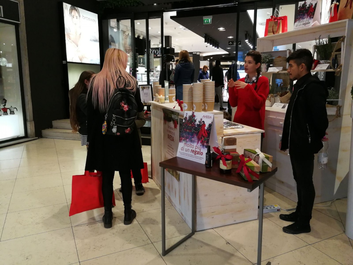 Stand per Aveda nel punto vendita all'interno del Coin di Genova. - 7