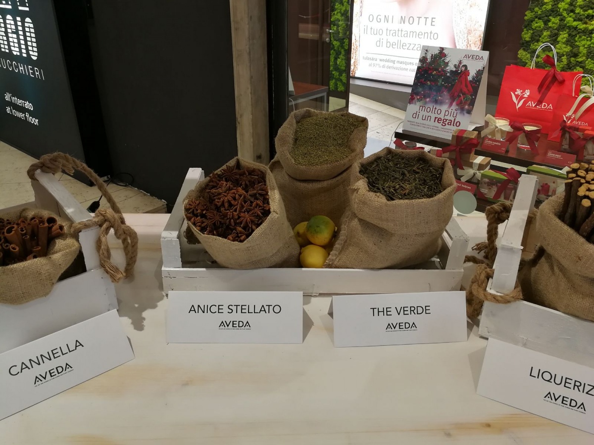 Stand per Aveda nel punto vendita all'interno del Coin di Genova. - 8
