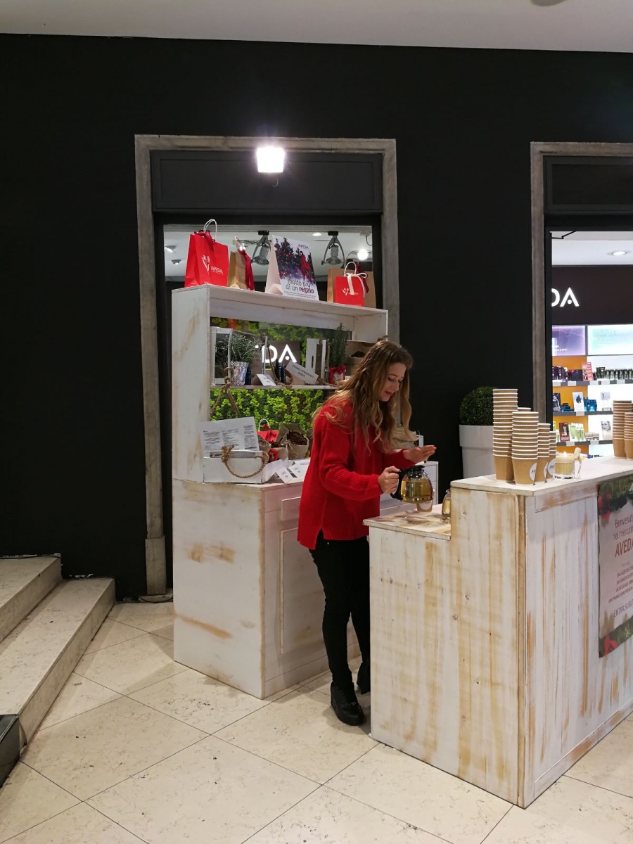 Stand per Aveda nel punto vendita all'interno del Coin di Genova. - 20