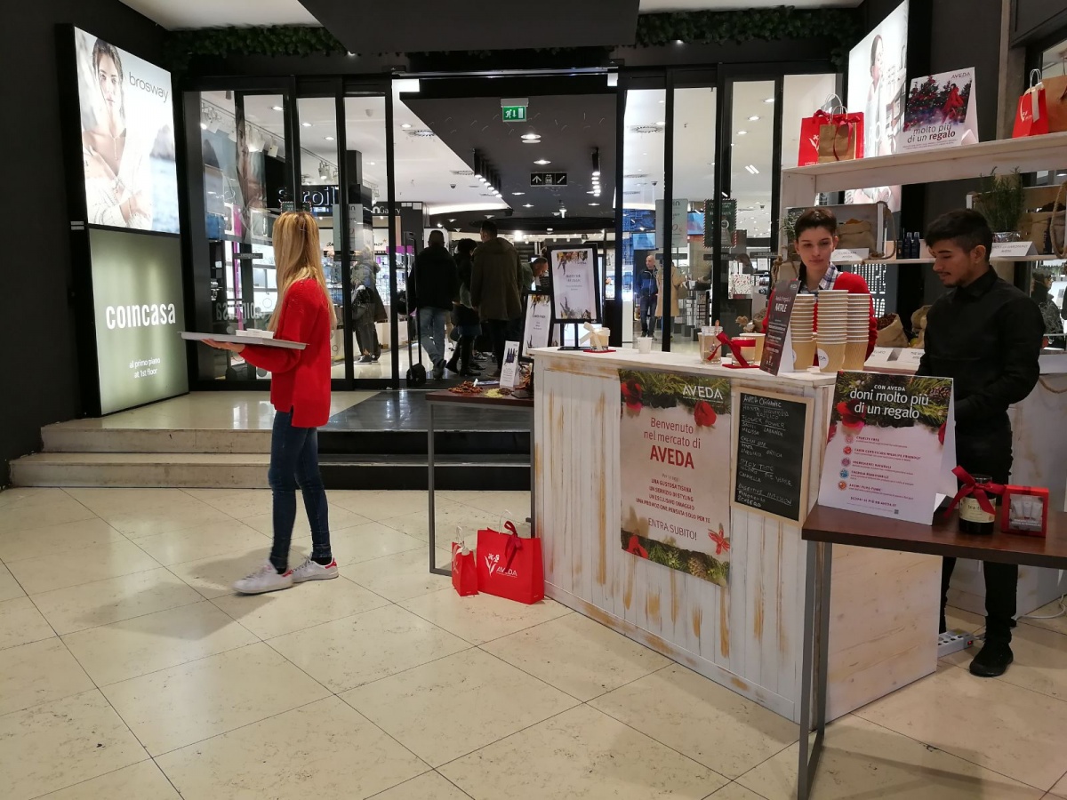 Stand per Aveda nel punto vendita all'interno del Coin di Genova. - 12
