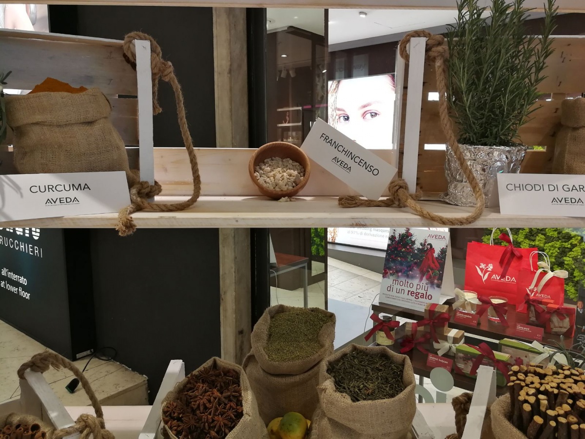 Stand per Aveda nel punto vendita all'interno del Coin di Genova. - 13