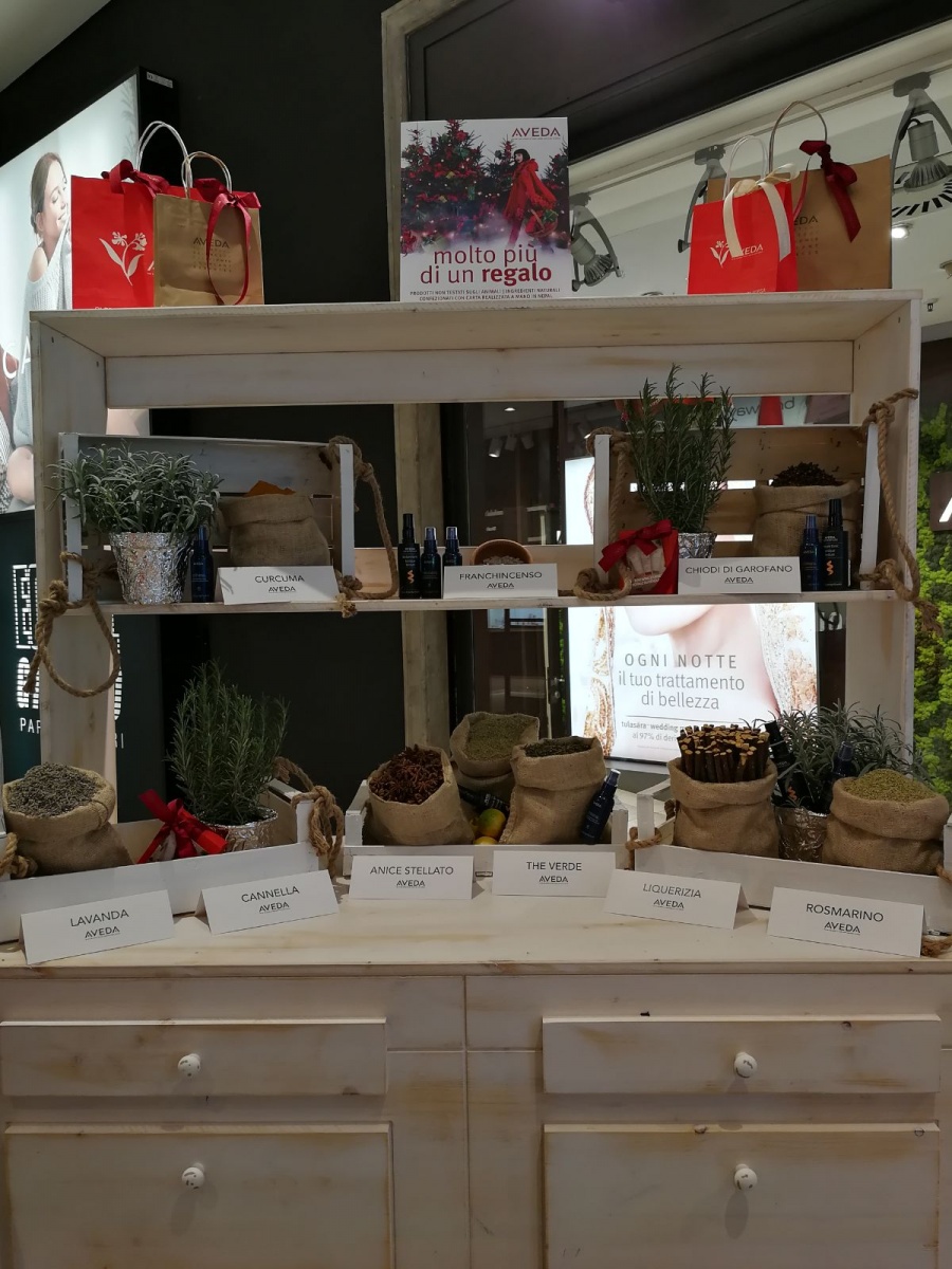 Stand per Aveda nel punto vendita all'interno del Coin di Genova. - 17