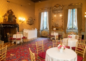 Un evento di anniversario elegante a Milano in una villa storica con catering, dj set e servizio fotografico.