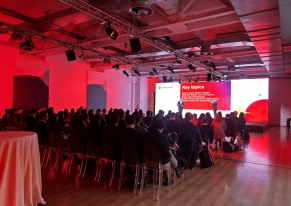 Abbiamo organizzato un evento corporate internazionale a Milano per Cornerstone OnDemand, in una venue moderna con tecnologia integrata e branding curato