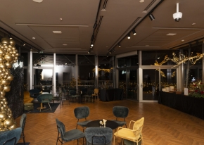 Rooftop esclusivo a Milano per una festa privata di compleanno, con catering, allestimenti e servizi fotografici su misura.