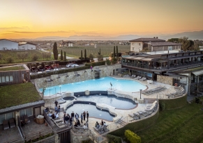 Evento aziendale esclusivo per Medi-Market Italia: location 4 stelle lusso, cena vista lago, DJ set e attività team building per 110 partecipanti in una cornice indimenticabile