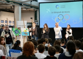 Le "Olimpiadi del Riciclo", organizzate da GECO e Smart Eventi, offrono un'innovativa esperienza educativa sull'ambiente. Con stand interattivi, tecnologia avanzata e un concorso creativo, l'evento trasforma il riciclo in una sfida coinvolgente per gli st