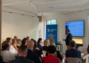 Organizzazione di un aperitivo di chiusura per convention farmaceutica in una location esclusiva con terrazza e apericena raffinato