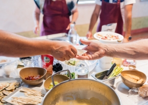 Una giornata di team building con workshop mattutino e attività di team building pomeridiane guidate da chef rinomati