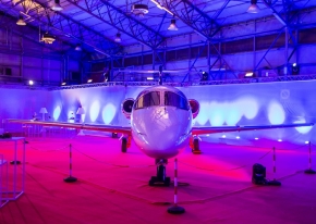 Abbiamo organizzato una festa di natale aziendale in un hangar solitamente destinato ai jet. È stato un successo.