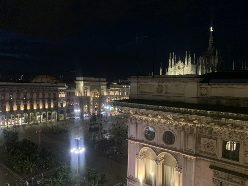 Atmosfera suggestiva durante la festa di Intermonte per celebrare un'operazione di successo - 1