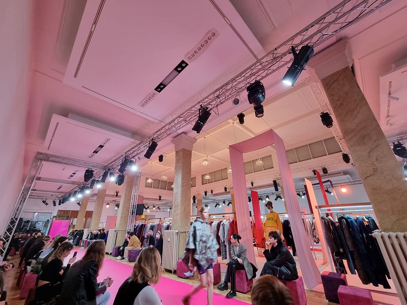 Il brand Vlasta Kopylova omaggia le dive anni 50 in pieno centro a Milano - 1