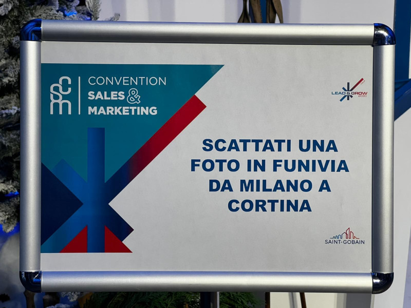 Kick-off aziendale Saint-Gobain 2026: allestimenti creativi a tema montagna a Milano - 3
